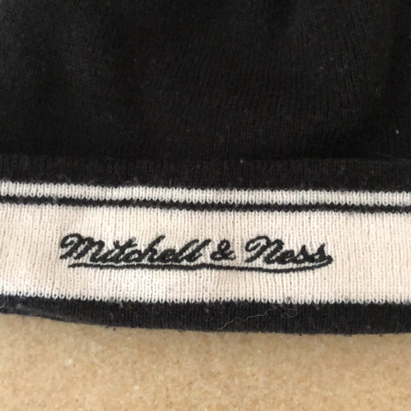 Mitchell & Ness Nets B basketball pom pom beanie hat - Picture 5 of 8